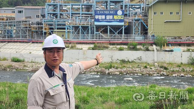 봉화 영풍석포제련소 관계자가 폐수 무방류 시스템인 제리디 시설에 대해 설명하고 있다. 손병현 기자