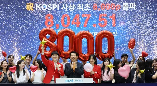 26일 서울 여의도 한국거래소 홍보관에서 정은보 이사장과 직원들이 기념 세리머니를 펼치고 있다. /연합뉴스