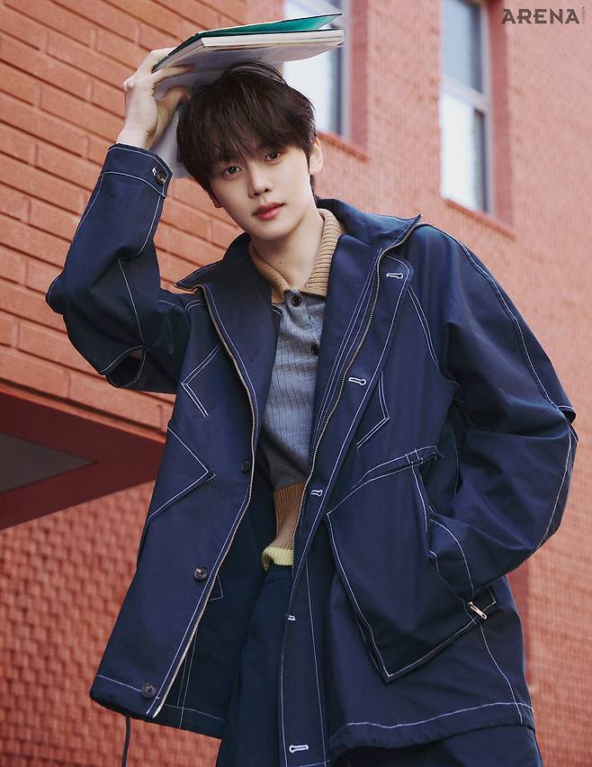 김규빈 재킷·니트 톱·쇼츠 모두 에곤랩 제품.