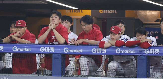 9연패를 당한 SSG랜더스 선수들이 덕아웃에서 아쉬워하고 있다. 사진=뉴시스
