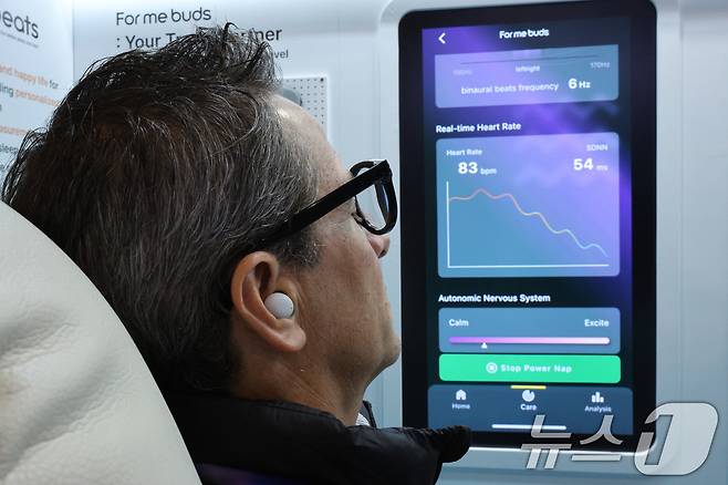 세계 최대 정보기술(IT)·가전 전시회 'CES 2025’에서 관람객이 인공지능(AI)을 이용해 심박을 측정하는 멘탈 케어 솔루션 이어폰을 체험하고 있다. (뉴스1DB) ⓒ 뉴스1 신웅수 기자