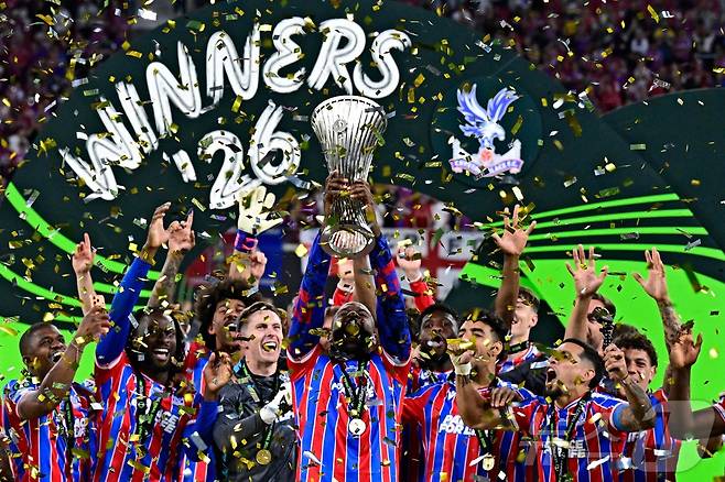 유럽축구연맹(UEFA) 콘퍼런스리그 정상에 오른 크리스털 팰리스. ⓒ AFP=뉴스1