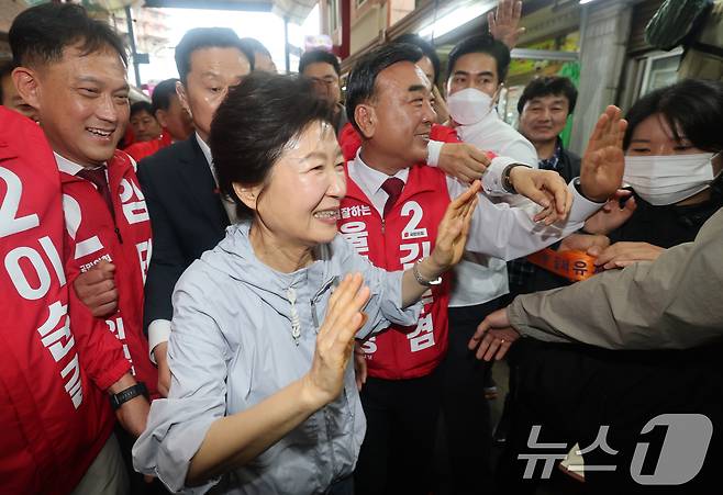 박근혜 전 대통령이 27일 울산 남구 신정시장을 방문해 국민의힘 후보 지원을 호소하고 있다. 2026.5.27 ⓒ 뉴스1 조민주 기자