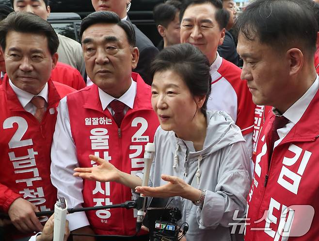 박근혜 전 대통령이 27일 울산 남구 신정시장을 방문해 6·3 지방선거 국민의힘 후보 지원을 호소하고 있다. 2026.5.27 ⓒ 뉴스1 조민주 기자