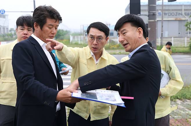 문성요 새만금개발청장이 28일 새만금 국가산업단지와 스마트 수변도시 등 주요 사업 현장을 점검하고 있다(새만금개발청 제공).ⓒ 뉴스1