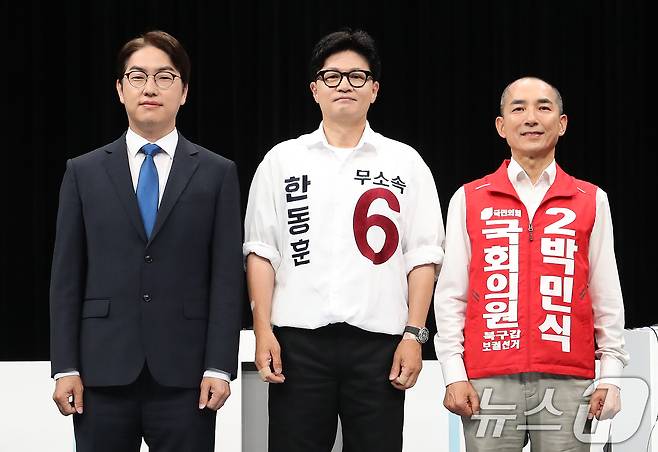 하정우 더불어민주당 부산 북구갑 국회의원 후보(왼쪽부터), 한동훈 무소속 부산 북구갑 국회의원 후보, 박민식 국민의힘 부산 북구갑 국회의원 후보가 28일 오후 부산 동구 부산MBC에서 열린 북구갑 국회의원 보궐선거 토론회에서 앞서 기념촬영을 하고 있다. 2026.5.28 ⓒ 뉴스1 윤일지 기자