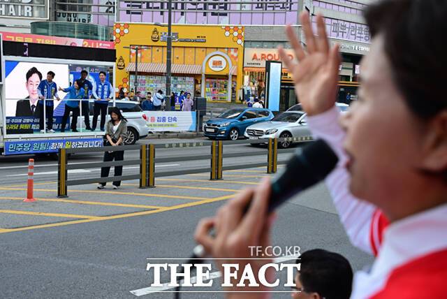 양향자 국민의힘 경기도지사 후보가 28일 경기 하남시 미사문화거리에서 유권자들에게 지지를 호소하는 가운데, 맞은편 강병덕 더불어민주당 하남시장 후보와 이소영, 김용만 더불어민주당 의원(왼쪽부터)이 유세차를 타고 이동하며 인사하고 있다. /하남=이새롬 기자