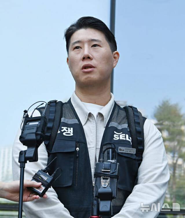 최승호 초기업노조 삼성전자지부 위원장이 13일 경기 수원시 영통구 수원지방법원에서 열린 삼성전자 노조 위법 쟁의행위 금지 가처분 신청 2차 심문을 마친 뒤 입장을 밝히고 있다.(사진=뉴시스)
