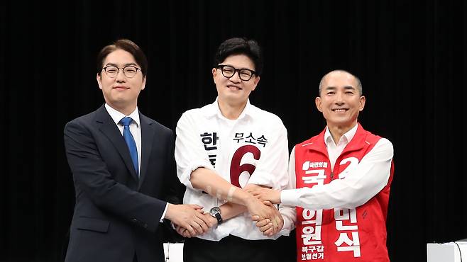 하정우 더불어민주당 부산 북구갑 국회의원 후보(왼쪽부터), 한동훈 무소속 부산 북구갑 국회의원 후보, 박민식 국민의힘 부산 북구갑 국회의원 후보가 28일 오후 부산 동구 부산MBC에서 열린 북구갑 국회의원 보궐선거 토론회에서 앞서 기념촬영을 하고 있다. / 뉴스1