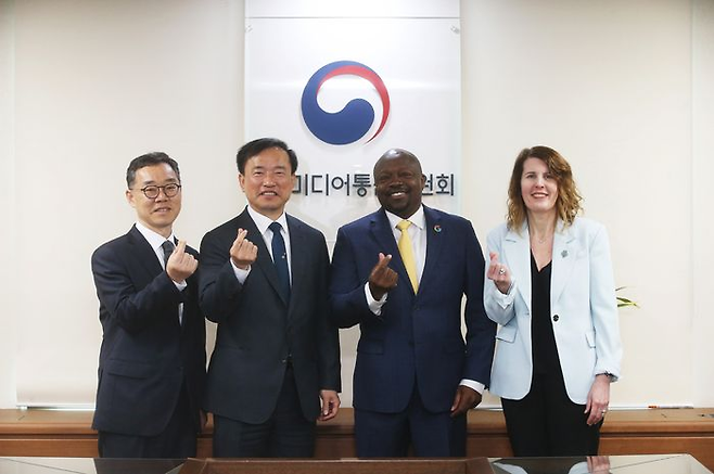 김종철 방송미디어통신위원회 위원장(왼쪽에서 두번째)이 4월 1일 정부과천청사에서 윌슨 화이트(Wilson White) 구글 글로벌 공공정책 총괄 부사장(오른쪽에서 두번째), 카라 베일리(Kara Bailey) 안드로이드 생태계 전략 담당 부사장(오른쪽에서 첫번째)과 면담후 기념촬영을 하고 있다.ⓒ방송미디어통신위원회