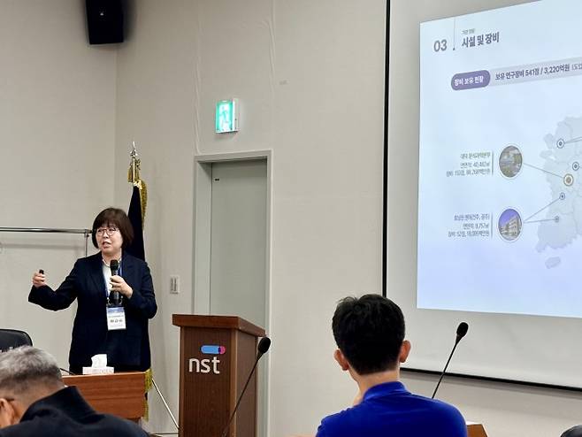 27일 서울 한국과학기술회관에서 열린 과학기술정보통신부·국가과학기술연구회(NST)·출연연 통합 기자스터디에서 황금숙 KBSI 부원장이 발표하고 있다. NST 제공