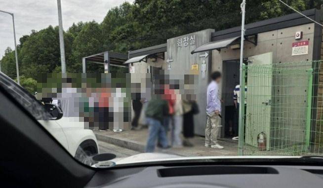 졸음쉼터에서 여자화장실 줄이 너무 길다는 이유로 남자화장실 앞에 줄을 선 여성들의 모습. 출처=온라인커뮤니티 보배드림