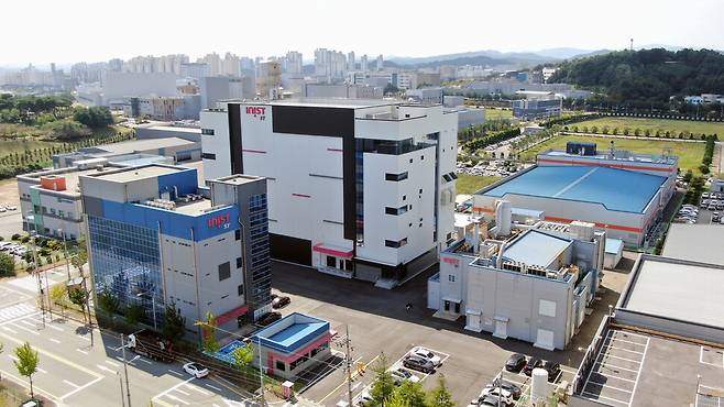 한국 원료의약품(API)의 글로벌 수출이 일본·미국·유럽 등 주요 선진국 중심으로 이뤄지고 있다. 충북 오송에 미국 식품의약국(FDA) 승인 항암제 전용 API ‘우수 의약품 제조 및 품질관리기준’(cGMP) 공장을 보유한 ‘이니스트에스티’의 한쌍수 대표는 한국 원료의약품의 이런 약진에 대해 “불순물 관리 능력 등에서 세계적으로 신뢰를 얻고 있기 때문”이라고 밝혔다. 사진은 이니스트에스티 제약사 모습. 이니스트에스티 제공