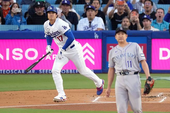 <yonhap photo-6357=""> Los Angeles Dodgers' Shohei Ohtani, left, heads to first for a solo home run as Colorado Rockies pitcher Tomoyuki Sugano watches during the first inning of a baseball game Wednesday, May 27, 2026, in Los Angeles. (AP Photo/Mark J. Terrill)/2026-05-28 15:55:51/ <저작권자 ⓒ 1980~2026 ㈜연합뉴스. 무단 전재 재배포 금지, AI 학습 및 활용 금지></yonhap>
