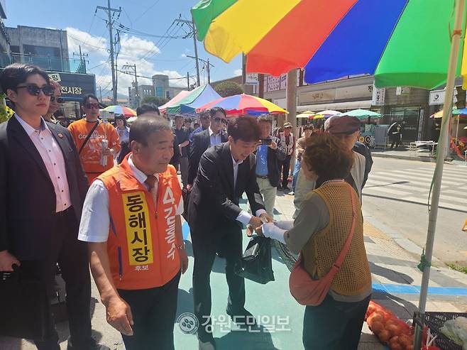 ▲ 이준석 개혁신당 대표는 28일 국내 3대 5일장인 동해시 북평5일장을 방문, 김홍수 시장 후보 지지를 호소했다. 김우열 기자