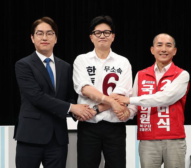 부산북갑 첫 TV토론 부산 북구 갑 보궐선거 하정우 더불어민주당·한동훈 무소속·박민식 국민의힘 후보(왼쪽부터)가 28일 부산 MBC 후보자 토론회에서 기념촬영을 하고 있다. 권도현 기자