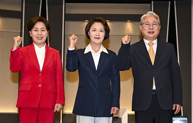 양향자, 추미애, 조응천 경기지사후보(왼쪽부터)가 27일 서울시 영등포구 KBS 본관에서 열린 제9회 전국동시지방선거 경기도지사 후보자토론회에서 기념촬영을 하고 있다. 경기사진공동취재단