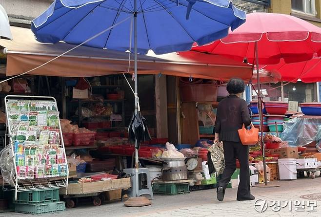 28일 용인시 처인구 용인중앙시장 내 한 야채가게가 ‘건어물’이라는 상호 명을 유지한 채 영업을 이어가고 있는 가운데 카드 결제가 불가한 것으로 확인됐다. 박소민기자