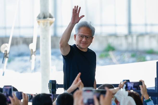 엔비디아(NVIDIA)의 창업자 겸 최고경영자(CEO) 젠슨 황(오른쪽)이 2026년 5월 27일 대만 타이베이에서 열린 '엔비디아 별자리 임직원 축하 행사'에서 직원들을 향해 손을 흔들고 있다. / 사진=EPA 연합뉴스
