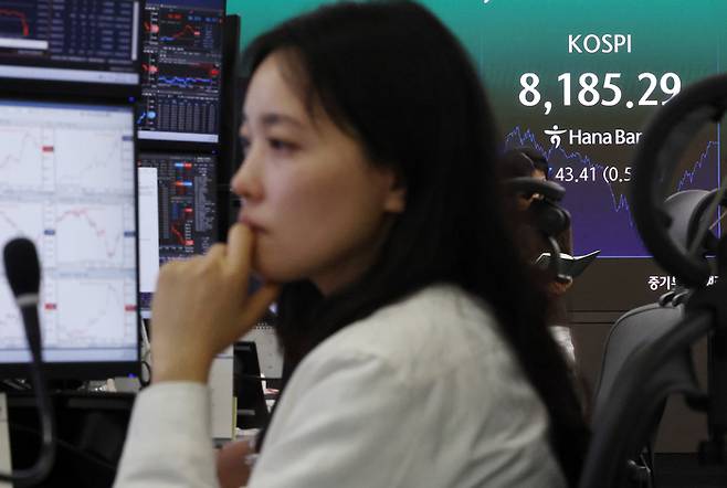 코스피가 전 거래일 대비 43.41포인트(0.53%) 내린 8,185.29에 장을 마감한 28일 서울 하나은행 본점 딜링룸에서 딜러들이 업무를 보고 있다. 연합뉴스