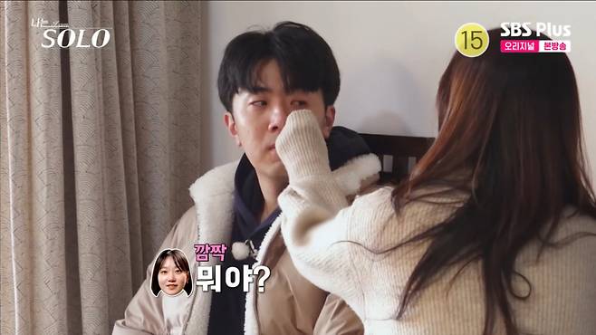 옥순이 울고 있는 경수를 달랬다. /사진=SBS Plus '나는 솔로' 캡처