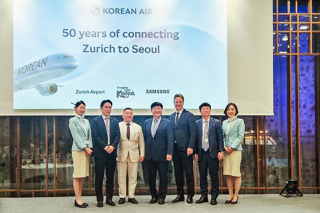 스위스 취리히 노선 취항 50주년 기념 행사에 참여한 최정호 대한항공 영업 총괄 부사장(가운데), 이석우 대한항공 여객영업부 담당 상무(오른쪽에서 두번째), 신우식 주스위스 대한민국 대사 대리(왼쪽에서 세번째), 스테판 그로스(Stefan Gross) 취리히 공항 최고책임자(오른쪽에서 세번째) 등 주요 관계자들이 기념사진을 촬영하는 모습/사진= 대한항공 제공