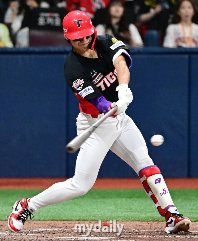 2026년 5월 27일 오후 서울 고척스카이돔에서 열린 '2026 신한 SOL KBO리그' KIA 타이거즈와 키움 히어로즈의 경기. KIA 김도영이 4회초 1사 후 솔로 홈런을 치고 있다./마이데일리