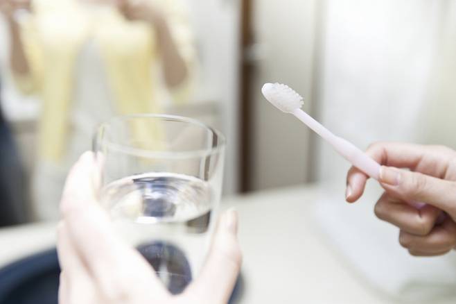 식후 양치는 횟수만큼 타이밍도 중요하다. 산성 음료를 마신 뒤에는 30분~1시간 정도 기다렸다 닦는 방식이 권장된다. 게티이미지