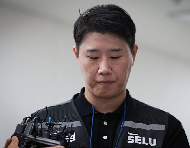 질문받는 삼성그룹 초기업노동조합 삼성전자지부 최승호 위원장 - 삼성그룹 초기업노동조합 삼성전자지부 최승호 위원장이 20일 정부세종청사 중앙노동위원회에서 총파업 예고 시점을 하루 앞두고 열린 3차 사후조정 회의를 마친 후 질문을 받고 있다. 2026.5.20 공동취재