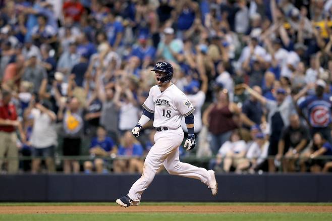 키움 케스턴 히우라가 MLB 밀워키 소속이던 2019년 시카고 컵스를 상대로 연장 10회 끝내기 2점 홈런을 때리고 베이스를 돌고 있다. 게티이미지