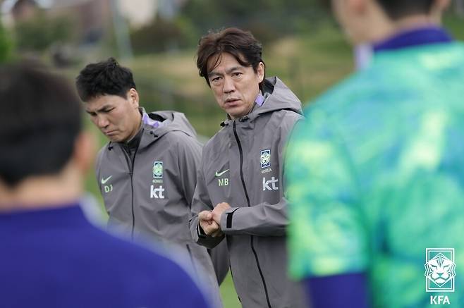 ▲ 20일 미국 유타 솔트레이크시티의 유트사커필드에서 홍명보 축구대표팀 감독이 훈련에 앞서 선수들에게 이야기하고 있다. ⓒ 대한축구협회