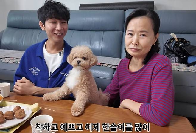 ▲ 김한솔의 가족이 그의 여자친구에게 호의적인 반응을 보이며 결혼까지 언급해 눈길을 끌었다. 출처|유튜브 채널 '원샷한솔'