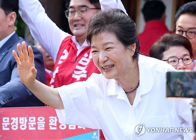 문경 찾은 박근혜 전 대통령 (문경=연합뉴스) 윤관식 기자 = 박근혜 전 대통령이 28일 경북 문경시 청운각을 찾아 지지자들에게 인사하고 있다. 2026.5.28 psik@yna.co.kr
