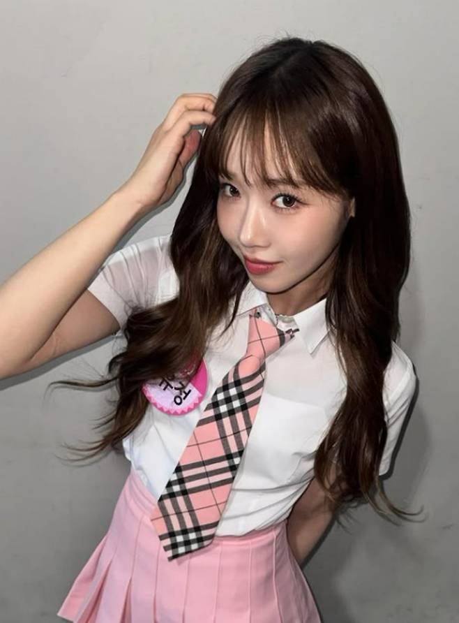 그룹 아이오아이 멤버 최유정이 카메라를 향해 포즈를 취하고 있다. / 사진=최유정 SNS
