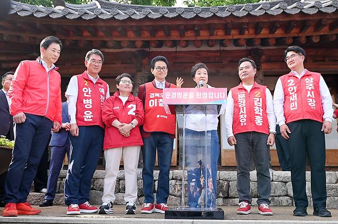 박근혜 전 대통령이 28일 오후 부친인 박정희 전 대통령의 옛 하숙집인 문경 청운각에서 인사하고 있다. 오른쪽부터 안재민 상주시장 후보, 김학홍 문경시장 후보, 박근혜 전 대통형, 이철우 경북도지사 후보, 임이자 국회의원, 안병윤 예천군수 후보, 유영하 국회의원. /고성환 기자