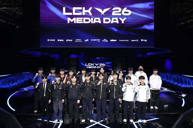 3월 26일 오후 서울 종로구 치지직 롤파크에서 열린 2026 LoL 챔피언스 코리아 개막 미디어데이에서 선수와 감독들이 기념촬영 하고 있다.(뉴시스)