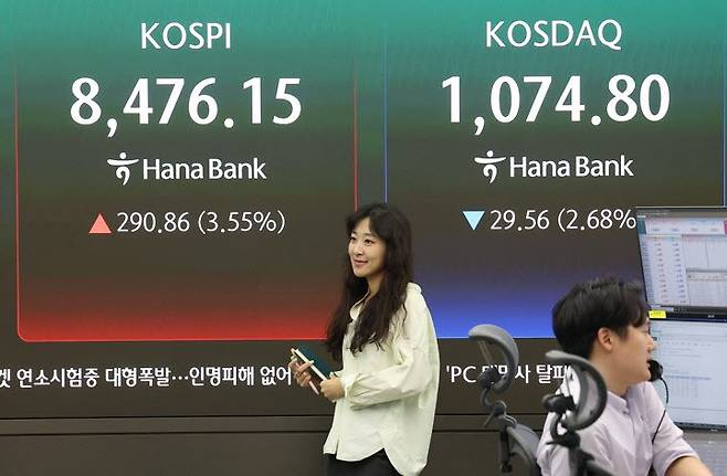 29일 서울 중구 하나은행 본점 딜링룸에서 직원들이 업무를 보고 있다. (사진=연합뉴스)