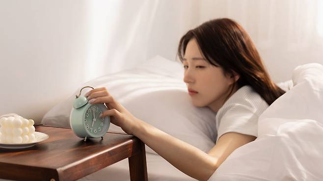 주말에 밀린 잠을 몰아 자는 습관은 심혈관 건강에 악영향을 끼칠 수 있다 | 출처: 클립아트코리아