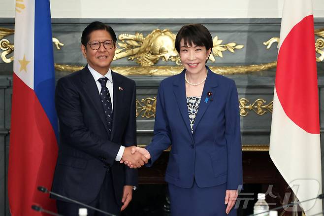 다카이치 사나에 일본 총리(오른쪽)와 페르디난드 마르코스 필리핀 대통령(왼쪽)이 28일 도쿄 모토아카사카의 영빈관에서 정상회담을 하고 있다. 2026.5.28. ⓒ 뉴스1 ⓒ 로이터=뉴스1