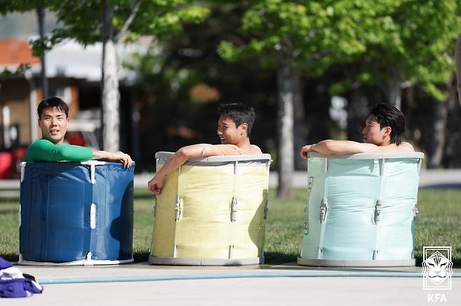 축구대표팀이 40도 온수가 담긴 욕조에 몸을 담그며 더위에 대한 내성을 키우고 있다. (대한축구협회 제공)