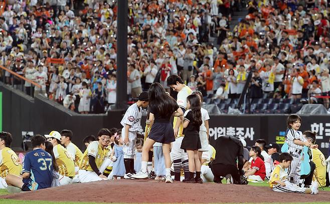 2025 KBO 올스타전 클리닝 타임 가수 축하 공연 때 선수와 선수 가족이 마운드 위에서 즐거운 시간을 보내고 있다. 사진 | 대전=연합뉴스
