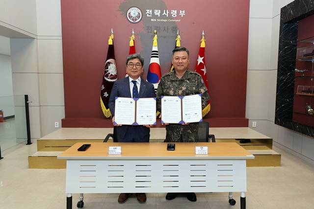 최종원 KAI 전략본부장(왼쪽), 박재열 전략사령관 중장(오른쪽). /KAI