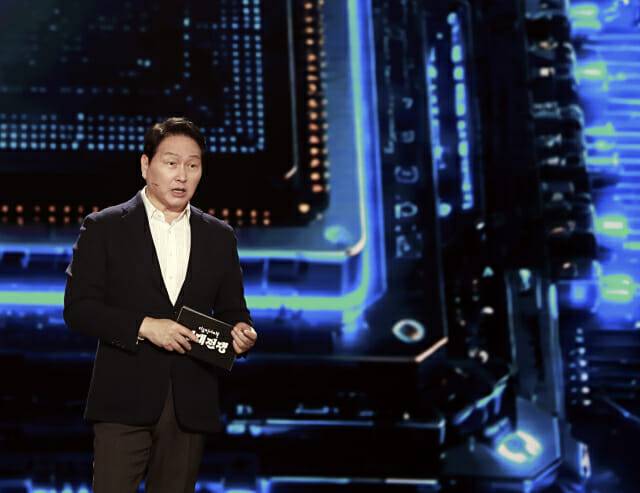 최태원 SK 회장이 28일 방영된 KBS 다큐 인사이트 '인재전쟁2 – 최태원의 대답' 에 출연해 AI 인재상에 대해 강연하고 있다. (사진=SK그룹)