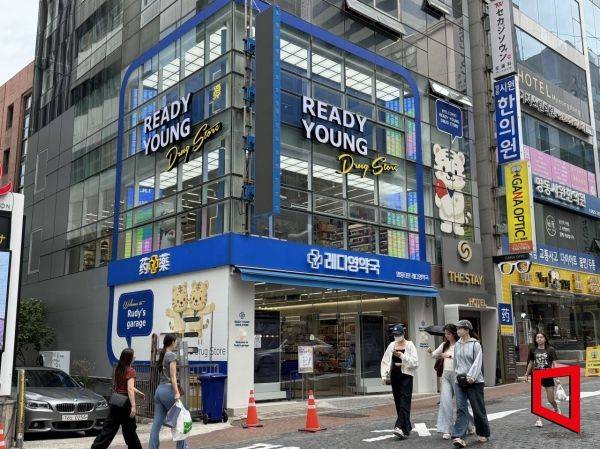 26일 오전 서울 명동에 위치한 약국 앞에 관광객들이 지나가는 모습. 한예주 기자