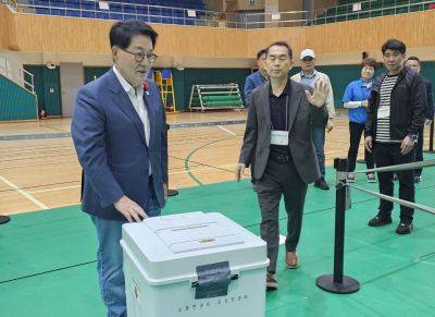 박지원 의원은 이른 아침 투표를 마치고 유권자들을 향해 "지방소멸을 막을 원팀에 투표해 달라"고 호소했다. 이준경 기자