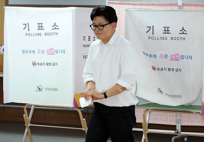 (부산=뉴스1) 윤일지 기자 = 한동훈 무소속 부산 북구갑 국회의원 후보가 6·3 지방선거 및 국회의원 재보궐선거 사전투표 첫날인 29일 오전 부산 북구 만덕제2동행정복지센터에 마련된 사전투표소에서 투표를 하고 있다. (공동취재) 2026.5.29/뉴스1