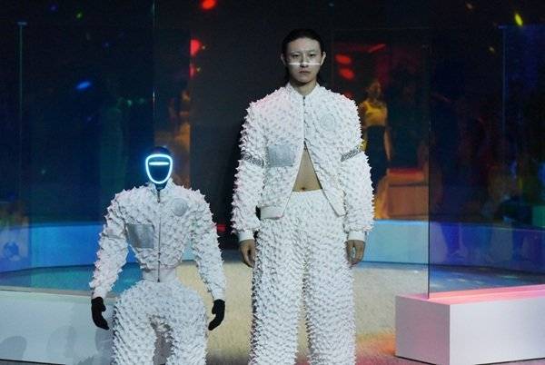 ‘마하 33: 피지컬 AI 패션쇼 (MACH33: Physical AI Fashion Show)’ 모습. 사진제공=갤럭시코퍼레이션 제공