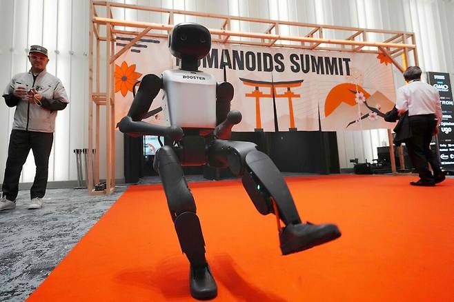 지난 28일 ‘휴머노이드 서밋 도쿄\'에서 한 로봇이 춤을 추고 있다. AFP 연합뉴스