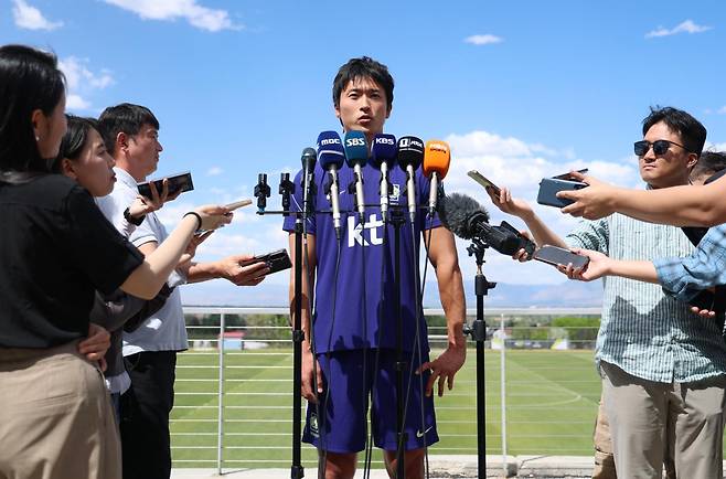 조규성이 28일 미국 유타주 솔트레이크시티 인근 헤리먼의 자이언스뱅크 트레이닝센터에서 국내 취재진과 인터뷰하고 있다. 헤리먼=연합뉴스