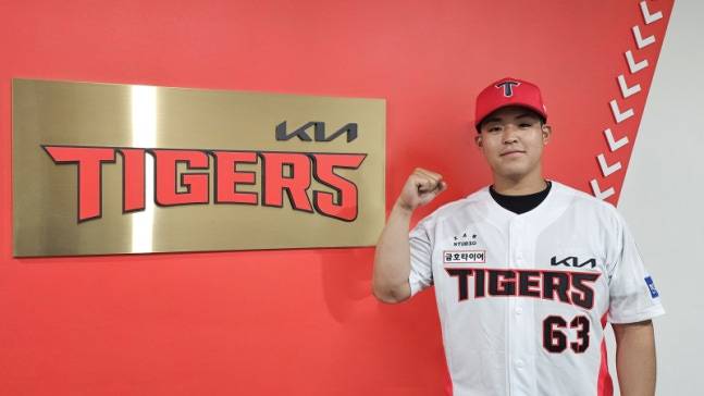 아시아 쿼터 선수로 KIA와 계약한 시리카와. KIA 제공